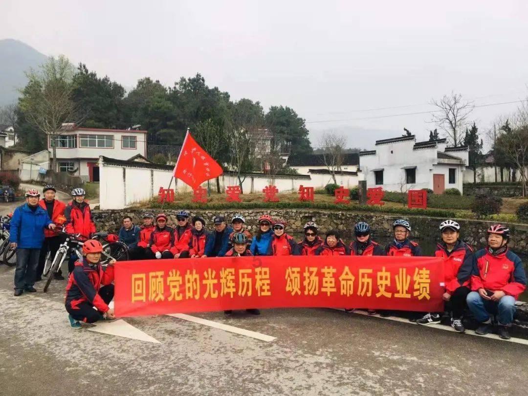 女子将暖宝宝贴被窝里取暖，半夜突然炸开，满床铁屑....