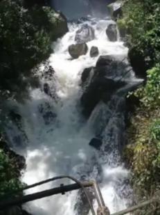 三轮车故障阿姨艰难推行，小伙暖心帮拉，阿姨要掏油费被拒